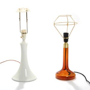 Holmegaard Bordlampe af ravfarvet glas, monteret med pliseret skærm. Udført hos Le Klint. Samt bordlampe af porcelæn, Kgl. P. 2