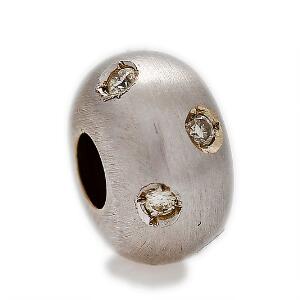 Diamantvedhæng af 18 kt. satineret hvidguld prydet med talrige brillantslebne diamanter på i alt ca. 0.19 ct. Vægt ca. 3,1 gr. Ca. 2000.