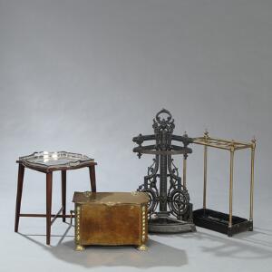 En samling kuriosa bestående af to paraplystativer, et lille engelsk bakkebord af mahogni samt aske-koksbeholder. 20. årh.4