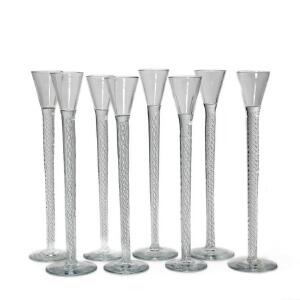 Otte høje snapseglas, glatte med snoet stil, stilk med luftspiraller. Holmegaard 20. årh. H. ca. 34 cm. 8
