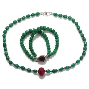 Smaragdsmykkesæt bestående af halskæde prydet med cabochonslebne smaragder og dobbeltradet armbånd prydet med facetslebne smaragder. 2