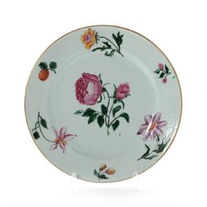 Kinesisk tallerken af ostindisk porcelæn, dekoreret i emaljefarver med blomster. Qianlong 1736-1795. Diam. 22,5 cm.