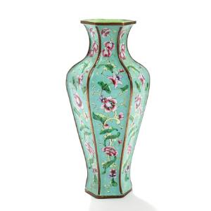 Orientalsk cloisonné vase dekoreret med blomstrende grene. 20. årh. H. 23,5.