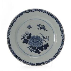 Kinesisk fad af porcelæn dekoreret i underglasur blå med blomster og design. Qianlong 1736-95. Diam. 35 cm.