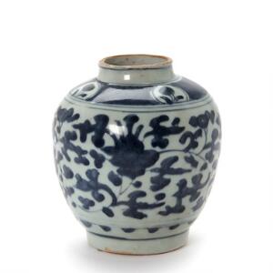 Ming vase af porcelæn, dekoreret i blå med blomster og bladværk. H. 16 cm.