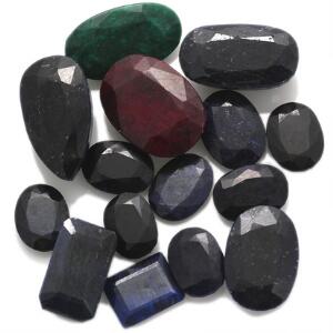Samling uindfattede facet- og smaragdslebne sten bestående af safirer, rubin og smaragd. 15