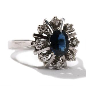 Safir- og diamantring af 14 kt. hvidguld, prydet med oval facetsleben safir omkranset af otte brillantslebne diamanter. Str. 52,5.