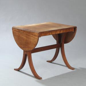 Frits Henningsen Salonbord af massiv mahogni, med to halvrunde klapper og sabelformede ben. Udført hos snedkermester Frits Henningsen.
