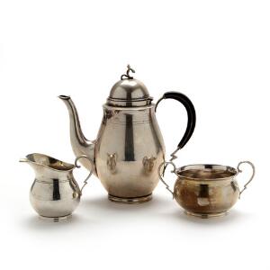 Kaffeservice af sølv bestående af kaffekande med hank af træ, sukkerskål og flødekande. Grann  Laglye. Danmark 20. årh. H. 8-22 cm. Vægt 840 gr. 3
