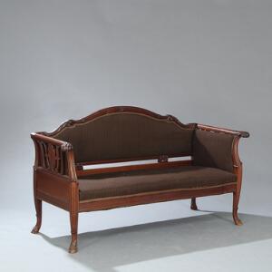 Arkitekt Anton Rosen 1859-1928, tilskrevet Skønvirke sofabænk af mahogny, med gennembrudte sider og ben udskåret med klove. 20. årh.s begyndelse. L. 168.