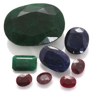 Samling af uindfattede facetslebne smykkesten bestående af større oval smaragd, smaragdsleben smaragd, rund og oval safir, og fire rubiner. 8