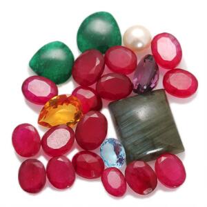 Samling af uindfattede facet- og cabochonslebne smykkesten bestående af rubiner, smaragder, citrin, ametyst, topas, labradorit og perle. 23