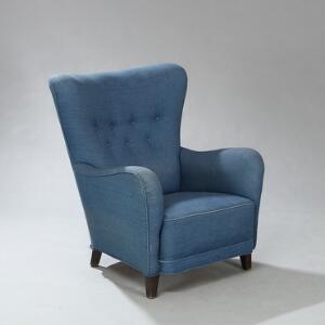 Dansk møbeldesign Lænestol med ben af mørkbejdset bøg. Sæde, sider samt dybthæftet ryg betrukket med blå uld.