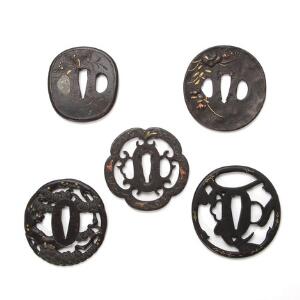 Fem tsubaer af patineret bronze og andet metal, henholdsvis gennembrudt og støbt med dekoration, to med skrifttegn. Japan, Edo-Meiji. Diam. ca. 6,5-8 cm. 5.