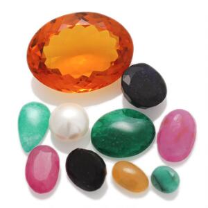 Samling af uindfattede facet- og cabochonslebne smykkesten bestående af tre smaragder, to rubiner, to iolitter, citrin, opal og perle. 10