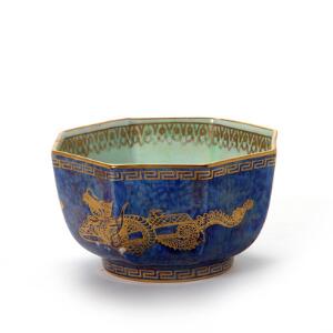 Daisy Makeig-Jones Fairyland lustre skål af porcelæn dekoreret i farver og guld. H. 6 cm.