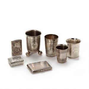 En samling sølv bestående af fire sølvbægre, cigaretæske, tændstikæske, lille æske. Vægt eksl. del af stål 385 gr. 7