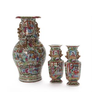 Samling Canton porcelæn bestående af tre vaser, dekorerede i farver med figurer, blomster og bladværk. 19. årh. H. 24-42 cm. 3