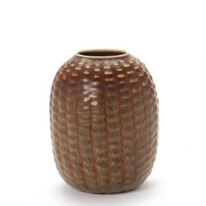 Axel Salto Vase af stentøj modelleret i knoppet stil. Dekoreret med rødbrun glasur med gråbrune elementer. Sign. Salto, 20708. Kgl. P. H. 18,3
