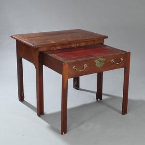George III arbejdsbord af mahogny, med udtrækkelig plade beklædt med rødt skind. England, 18. årh.s slutning. H. 74. B. 95. D. 61 ej udtrukket.
