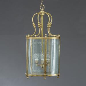 Hall lanterne af messing og bronze, buede sider af slebet glas, monteret til el. 20. årh. H. 73. Diam. 38.