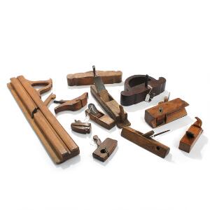 En samling diverse høvle af træ og jern. 19.-20. årh. L. 8-64. 11