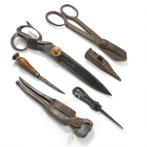 Diverse håndværktøj. Saks, sejlmagerkniv, lille sav, hammer og to tænger. 19.-20. årh. 6