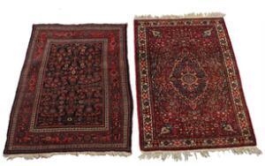 Bidjar tæppe, prydet med gentagelsesmønster på blå bund samt Bidjar medaljontæppe. Persien. 20. årh. 193 x 147 og 202 x 136. 2