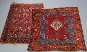 To orientalske nomade tæpper. Karabagh tæppe, Kaukasus. 183 x 153. Samt Kurdisk tæppe med turkmenske guls. 179 x 117. Begge 20. årh.s begyndelse.2