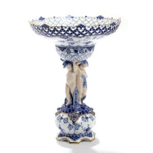 Arnold Krog Musselmalet Helbonde. Opsats af porcelæn, Kgl. P., dekoreret i underglasur blå. Nr. 1012. H. 38 cm. Diam. 28 cm.