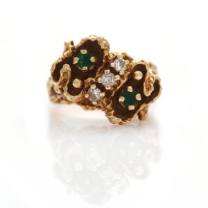 Smaragd- og diamantring af 14 kt. guld prydet med brillantslebne diamanter og facetslebne smragder. Str. 52.