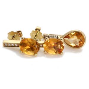 Citrin- og diamantsmykkesæt af 14 kt. guld bestående af vedhæng og ørestikker hver prydet med facetslebet citrin og brilliantslebne diamanter. L. ca. 1,8 cm.