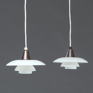 Poul Henningsen PH-21. Et par pendler med konisk fatningshus, skærme af ét-lags opalglas. Udført hos Louis Poulsen. 2