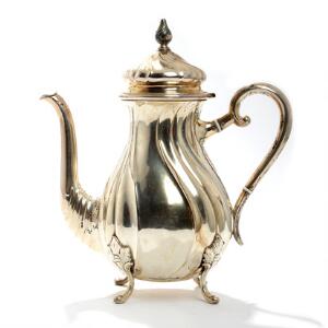 Kaffekande af sølv. Skævknækket rococoform. København bymærke 1914. Vægt ca. 503 gr. H. 25.