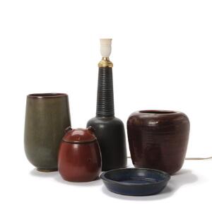 Saxbo, Eva Stæhr-Nielsen, Erik Rahr Fem dele stentøj bestående af bordlampe, tobakskrukke, fad samt to vaser. 5