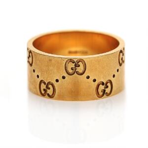 Gucci Ring af 18 kt. guld prydet med Gucci logo. Str. 54. Vægt ca. 9,0 gr.