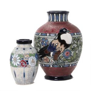 Max von Jungwirth To Art Nouveau Campina vaser af lertøj modelleret med fugl og blomster i relief, dekoreret med flerfarvet glasur. Udført af Amphora. 2