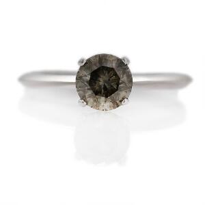 Diamantring af 14 kt. hvidguld prydet med brillantslebet diamant på ca. 0.95 ct. Str. 55,5.
