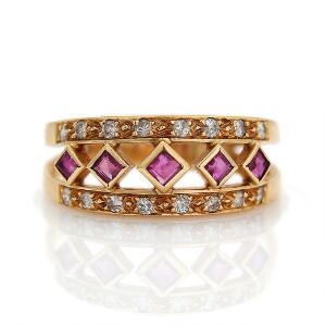 Rubin- og diamantring af 18 kt. guld prydet med facetslebne safirer og brillantslebne diamanter. Str. 57. Ca. 1980.