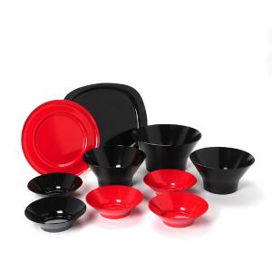 Henning Koppel Service af sort og rød plast bestående af bakke, fad, stor skål, to skåle samt fem mindre skåle. 10