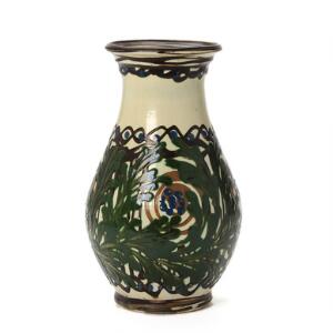 Herman A. Kähler Vase af lertøj dekoreret med hornmalet glasur i brunt, blåt og grønt på lys baggrund. Sign. HAK. H. 30,5.