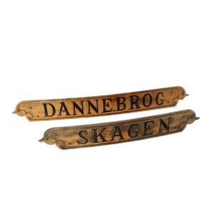 Et sæt navnebræt - Dannebrog - Skagen - fra søspejdernes sejlskib i Skagen, 20. årh.s anden halvdel. L. 11586 cm. 2