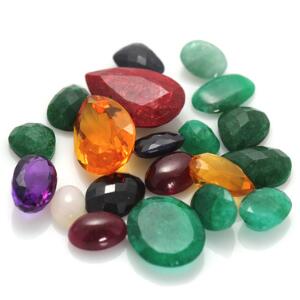 Samling af uindfattede smykkesten, bestående af smaragder, rubiner, safirer, citriner, ametyst og opal. I alt ca. 222.13 ct. Certifikater medfølger. Ca. 2013.