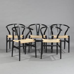 Hans J. Wegner Y-stolen. Fem armstole af sortlakeret træ med sæder af flettet papirgarn. Udført hos Carl Hansen  Søn. 5