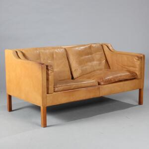 Børge Mogensen To-personers sofa med ben af mahogni, betrukket med brunt skind. Udført hos Fredericia Furniture. L. 158.
