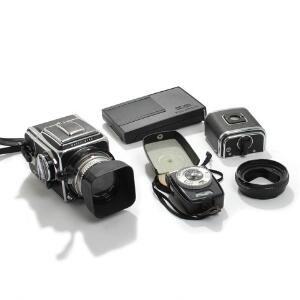 Hasselblad kamera 501 med to tilhørende analoge bagstykker og polaroid bagstykke, Nikomat spejlreflex kamera med diverse optik m.m.