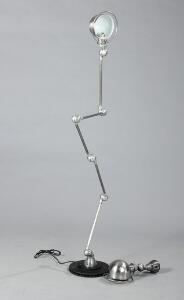 Jean-Louis Domecq Loft. Fransk industri standerlampe og en væglampe af metal. Udført hos Jieldé, Lyon. 1950erne. H. 70-240. L. 40. 2