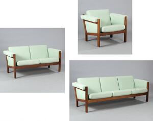 Hans J. Wegner GE 40. To-personers sofa, tre-personers sofa samt lænestol, stel af eg, betræk af grønt uld. Udført hos Getama. 3
