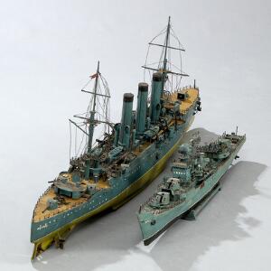 To modeller bemalt træ og pap i form af sovjetiske krigsskibe, hhv. krydseren Russian Revolution Aurora og fregatten Bris. 1960-1970erne. L. 89126 cm. 2.