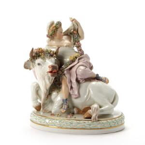 Europa og tyren figur af porcelæn, dekoreret i overglasurfarver og guld. Juliane Maries mærke, Royal Copenhagen. H. 26 cm.